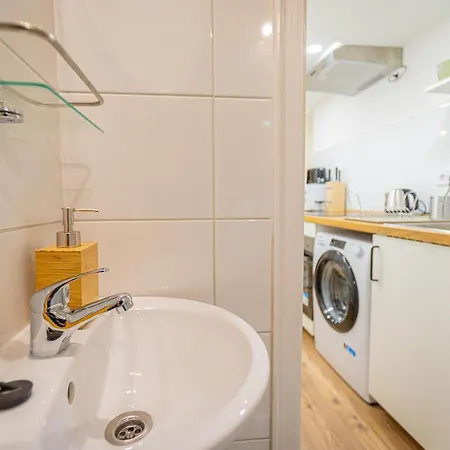 2 Bedroom In The Dob Street, Emerald Apartment